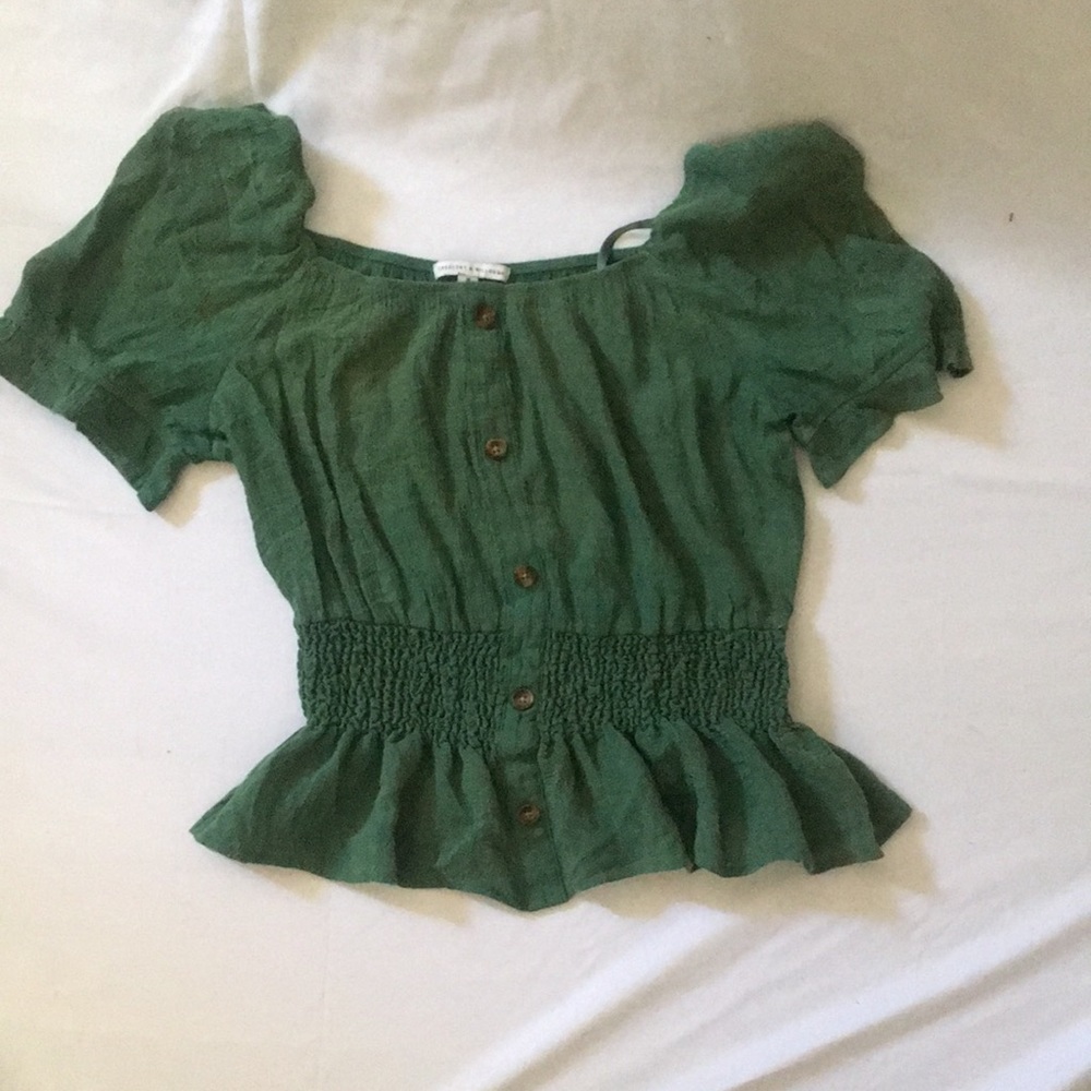 This dark green top haves a stretchy waist and it’s a M